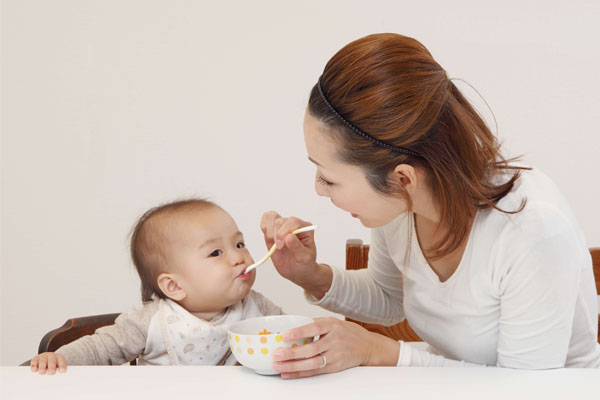 Can a 4-month-old baby start solids