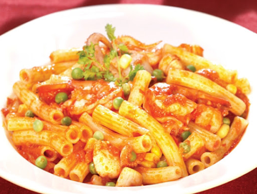 Pasta with minced meat and tomato sauce