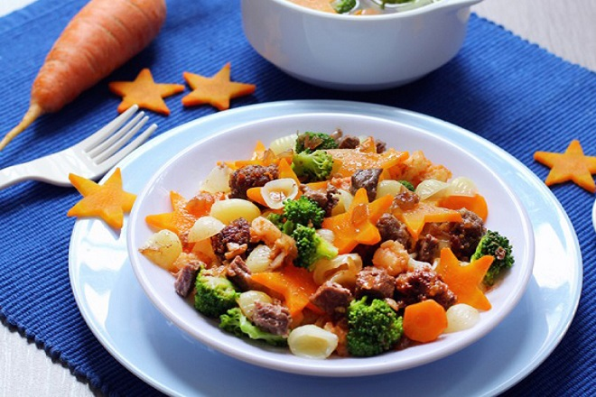 Stir-fried beef and vegetable pasta for baby food